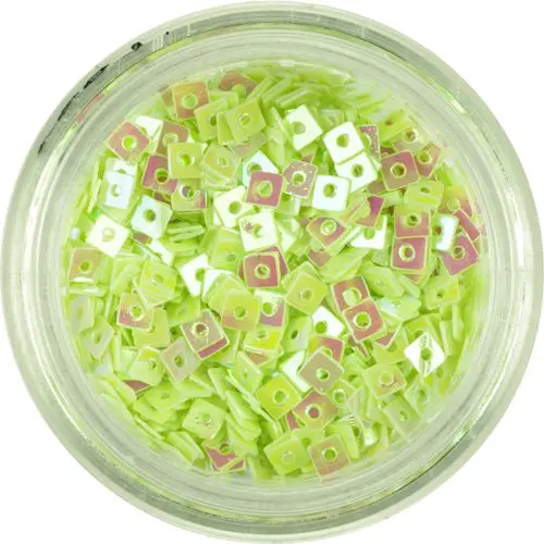 Körömdísz - kicsi világoszöld lyukas négyzetek