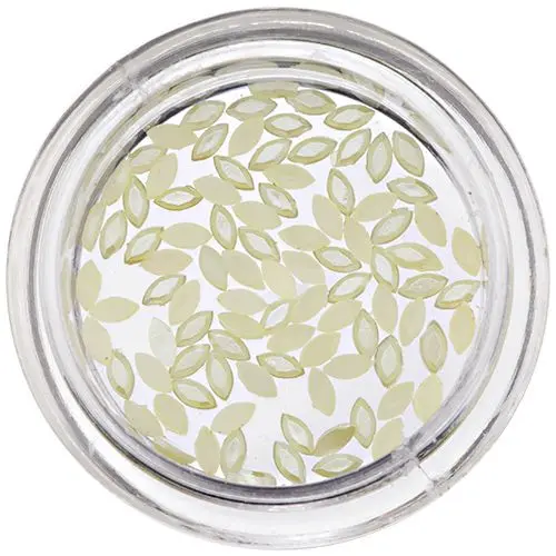 Körömdíszítésre szolgáló világossárga oválisok, gyöngyház